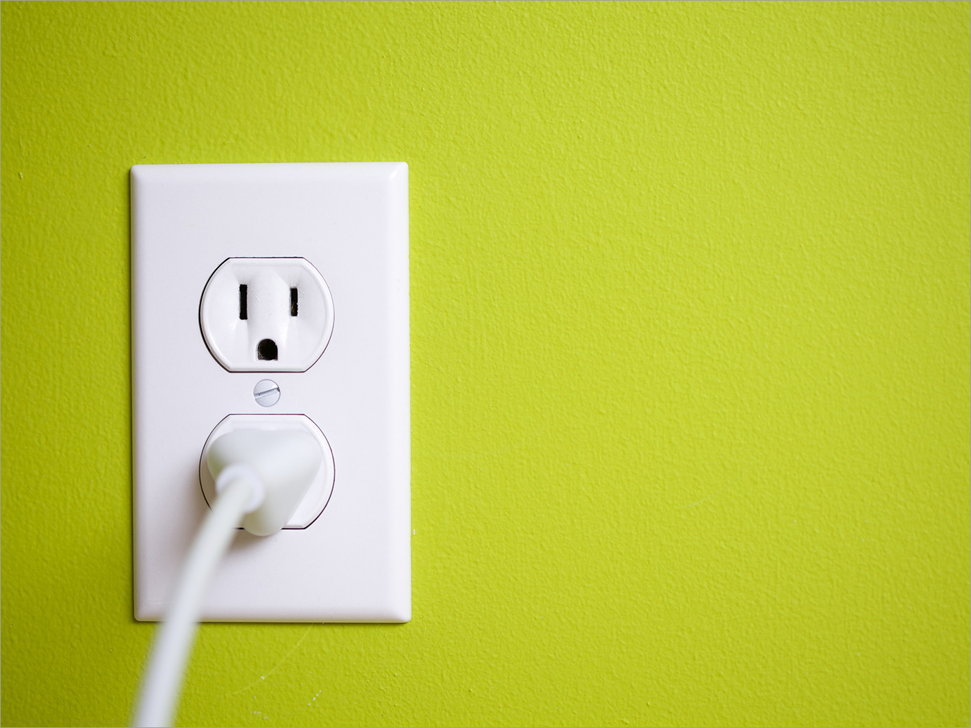 你是否認同將一般家庭插座改為多孔插座，增設線路提供220V電壓呢？